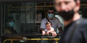 Πατέρας με μωρό μέσα σε τρόλεϊ