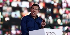 Ο Αλέξης Τσίπρας στο βήμα της Συνδιάσκεψης του ΣΥΡΙΖΑ-ΠΣ στη Νίκαια