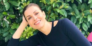 Η Τζίνα Αλιμόνου με μπλε μπλούζα