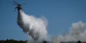 Εικόνα από την φωτιά στον Βαρνάβα Αττικής