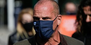 βαρουφακης μπλε μασκα 