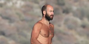 O Βασίλης Σπανούλης ποζάρει με την μητέρα του