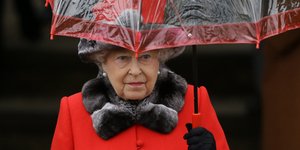 Βασίλισσα Ελισάβετ με κόκκινο παλτό και ταιριαστή ομπρέλα