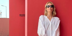 Βίκυ Καγιά με μαύρο παντελόνι και λευκό πουκάμισο