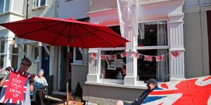 Βρετανοί σε μαγαζί με σημαίες στην Αγγλία