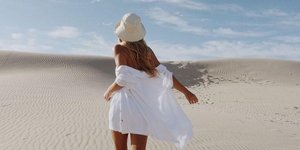 γυναίκα με πουκάμισο