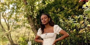 γυναίκα με φόρεμα 