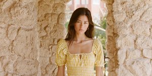 γυναίκα με φόρεμα 