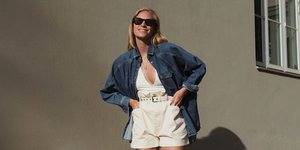 στιλάτη γυναίκα με σανδάλια