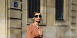 γυναίκα με φούστα και τοπ