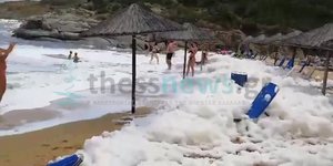 Χαλκιδική αφρός σε παραλία