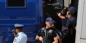 Ο Χρήστος Παππάς στα χέρια της αστυνομίας