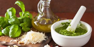 Υλικά και σάλτσα πέστο στο παραδοσιακό μαρμάρινο γουδί
