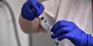 Εμβολιο στα χέρια υγειονομικού