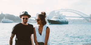 Ζευγάρι μπροστά από θάλασσα