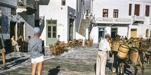 <!-- wp:image {"id":2426046} --> <figure class="wp-block-image"><img src="https://www.iefimerida.gr/sites/default/files/article-images/2021-08/%C2%A9Robert%20McCabe.jpg" alt="Γαλλίδα τουρίστρια φωτογραφίζει Μυκονιάτη έμπορο να ζεύγει τον γάιδαρό του με προμήθειες, 1957" class="wp-image-2426046"/><figcaption>Γαλλίδα τουρίστρια φωτογραφίζει Μυκονιάτη έμπορο να ζεύγει τον γάιδαρό του με προμήθειες, 1957</figcaption></figure> <!-- /wp:image -->