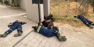 πυροσβέστες ξαπλωμένοι