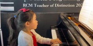 Η μικρή Brigitte Xie παίζει πιάνο