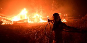 Μάχη με τις φλόγες στις Αδάμες