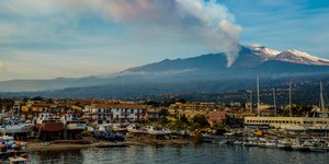 Ο όγκος της Αίτνας ορθώνεται πάνω από το Ριπόστο της Σικελίας