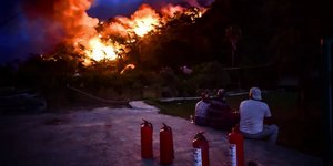 Κάτοικοι παρακολουθούν με αγωνία πυρκαγιά στο Χισαρονού της νότιας Τουρκίας