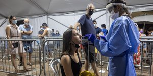 Λήψη δείγματος από Ισραηλινή για τεστ κορωνοϊού στο Τελ Αβίβ