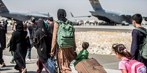 Αφγανοί επιβιβάζονται σε αεροσκάφος στο αεροδρόμιο της Καμπούλ