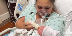 Η Κρίστεν ΜακΜάλεν ταϊζει το μωρό της. Λίγες μέρες αργότερα πέθανε από Covid-19 