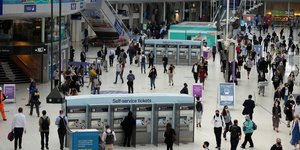 Κόσμος με μάσκες προστασίας κατά του κορωνοϊού σε σταθμό μετρό του Λονδίνου