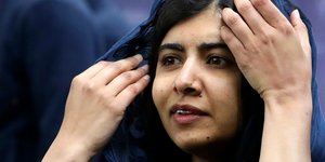 Μαλάλα Γιουσαφζάι χέρια πρόσωπο