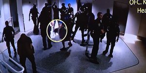 Στιγμιότυπο από τον ξυλοδαρμό του νεαρού μαύρου από αστυνομικούς στο Μαϊάμι