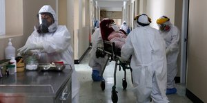 Μεταφορά ασθενούς της Covid-19 σε νοσοκομείο στο Περού