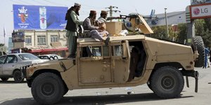 Ταλιμπάν περιπολούν στην Καμπούλ με αμερικανικής κατασκευής όχημα που κατέσχεσαν 