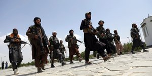 Μαχητές Ταλιμπάν περιπολούν στην πρωτεύουσα του Αφγανιστάν