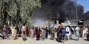 Στήλες καπνού στον ουρανό από τις μάχες Ταλιμπάν – κυβερνητικών δυνάμεων στην Κανταχάρ 