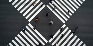 Άνθρωποι με μάσκες σε κεντρική διασταύρωση στο Τόκιο