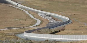 Άποψη του τείχους που χτίζει η Τουρκία στα σύνορά της με το Ιράν 