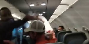 Η στιγμή που ο αεροσυνοδός προσπαθεί να δέσει στη θέση του τον μεθυσμένο επιβάτη