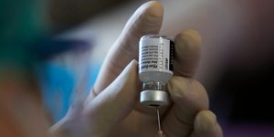 Προετοιμασία χορήγησης δόσης εμβολίου για την Covid-19