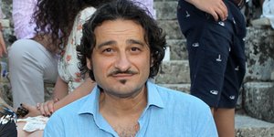 O Βασίλης Χαραλαμπόπουλος με γαλάζιο πουκάμισο