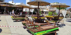 ΑΑΔΕ ξαπλώστρες μαγαζί λουκέτο