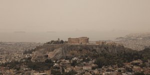 Σύννεφο καπνού πάνω από την Αθήνα