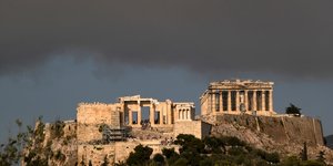 Η Ακρόπολη με το πέπλο των καπνών από την πυρκαγιά στη Βαρυμπόμπη