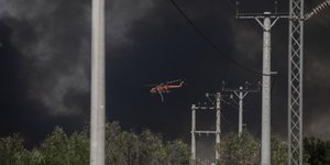 Ελικόπτερο επιχειρεί στη Βαρυμπόμπη