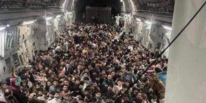 800 Αφγανοί κατάφεραν να μπουν σε αεροπλάνο των ΗΠΑ 