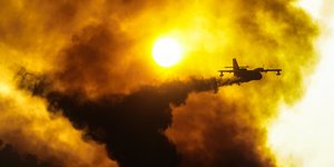 αεροπλάνο πετάει καπνός φωτιά Αρχαία Ολυμπία