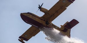 αεροπλάνο ρίχνει νερό σε φωτιά