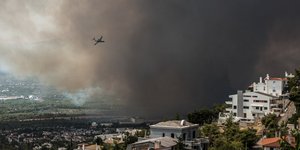 Αεροσκάφος επιχειρεί στη φωτιά που ξέσπασε στη Βαρυμπόμπη