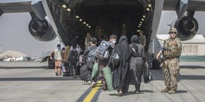 Αφγανοί επιβιβάζονται σε στρατιωτικό αεροπλάνο στην Καμπούλ