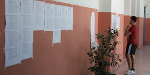 αγόρι κοιτάει αποτελέσματα Βάσεις Πανελλήνιες